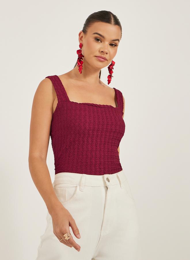 ستايلي توب ضيق بياقة مربعة وحمالات بنقوش بارزة - Image 1